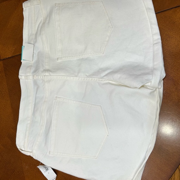 Old Navy, white boyfriend shorts - Picture 3 of 9